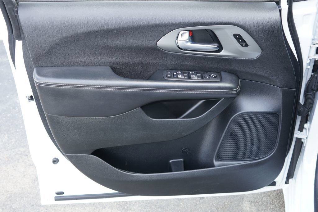 Used 2025 Chrysler Pacifica Select FWD image 12