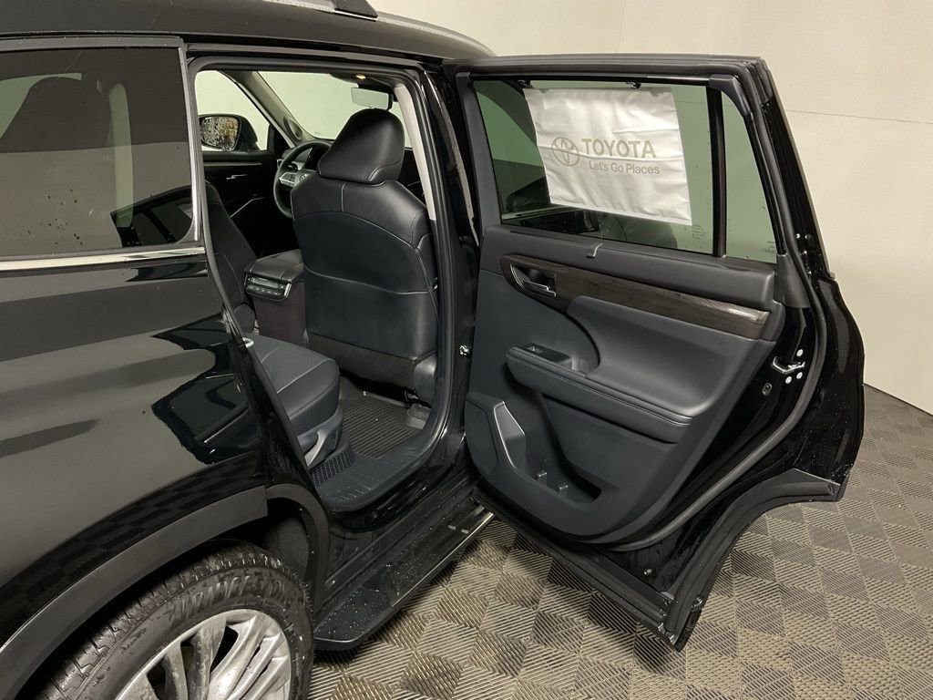 New 2026 Toyota Highlander Platinum image 33