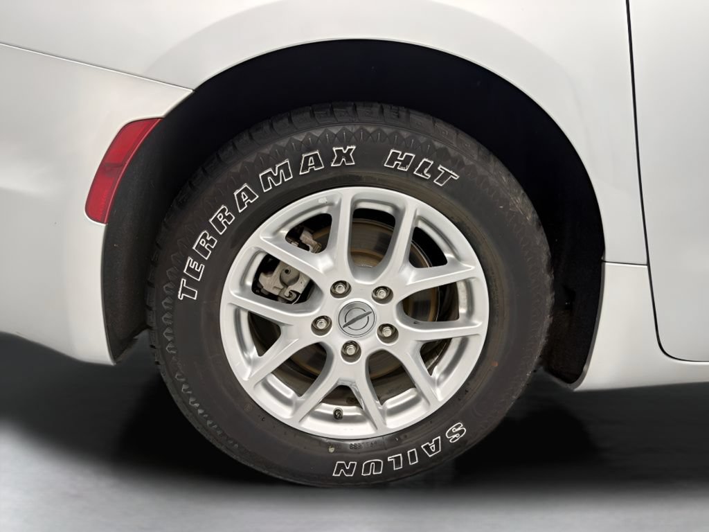 Used 2023 Chrysler Pacifica Touring-L FWD image 47