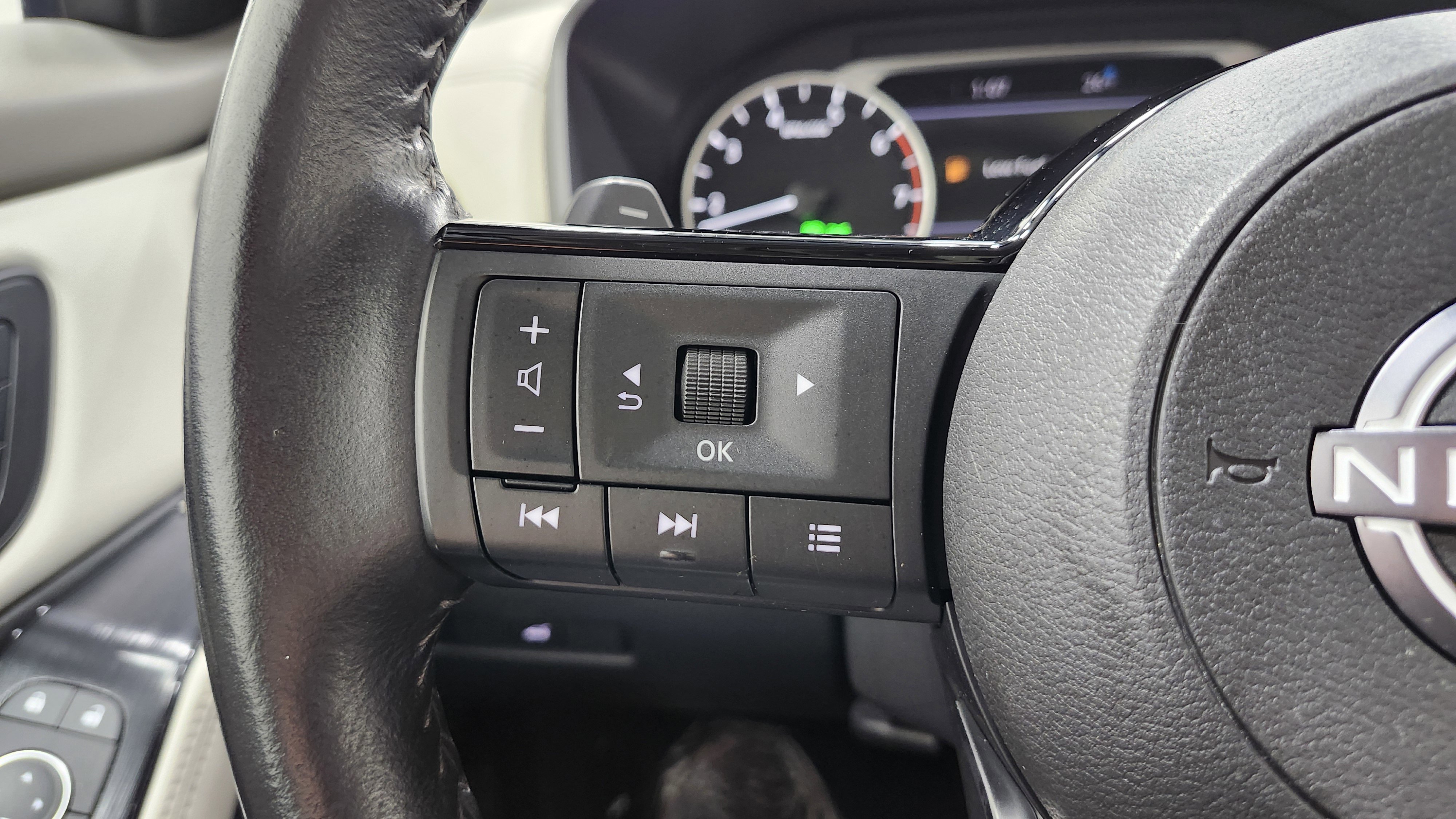 Used 2023 Nissan Rogue SL w/ SL Premium Package image 44