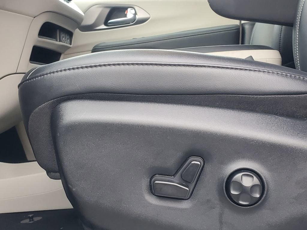 Used 2024 Chrysler Pacifica Touring-L image 17