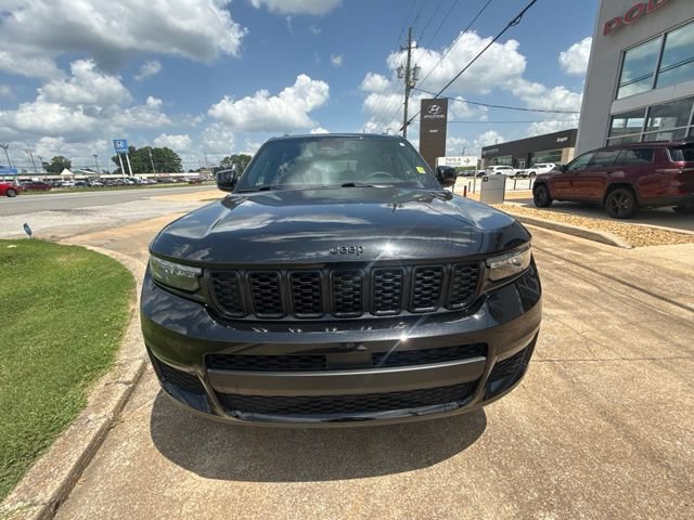 Used 2025 Jeep Grand Cherokee L Limited w/ Black Appearance Package AWD/4WD image 3