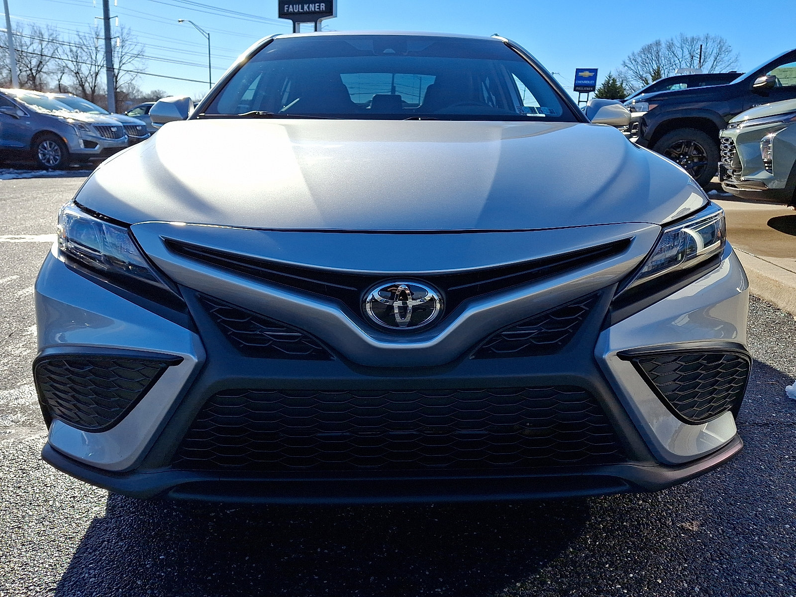 Used 2022 Toyota Camry SE image 2