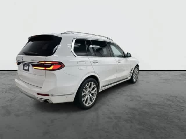 Used 2025 BMW X7 xDrive40i AWD/4WD image 3