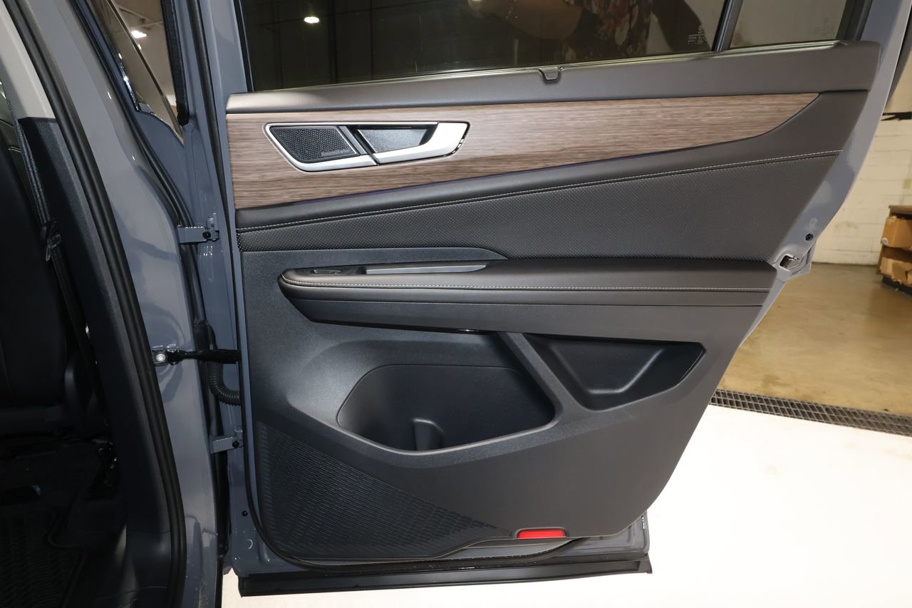 Used 2025 Volkswagen Atlas SEL Premium R-Line image 19