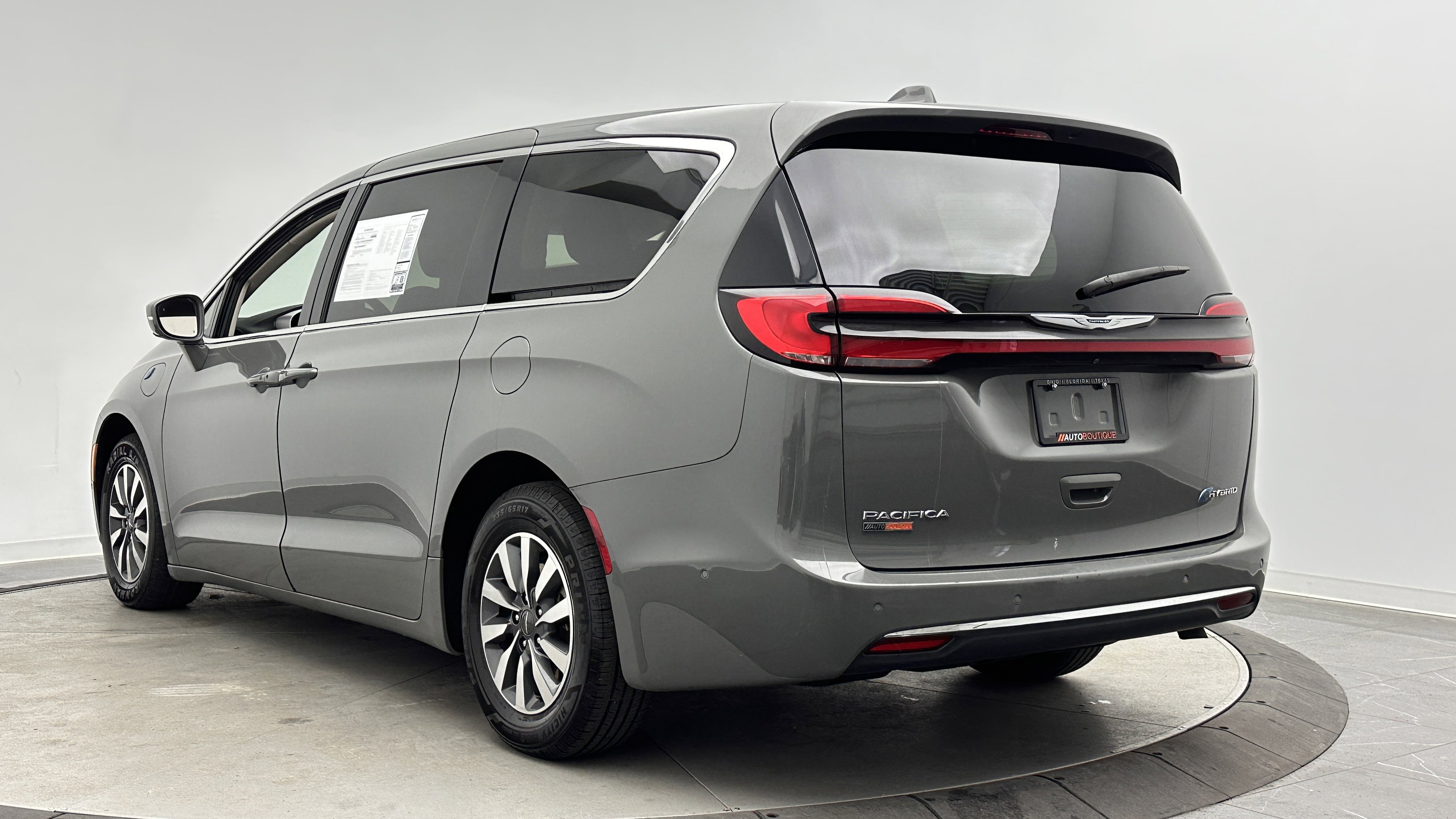 Used 2022 Chrysler Pacifica Touring-L w/ Uconnect Theater Family Group FWD image 5