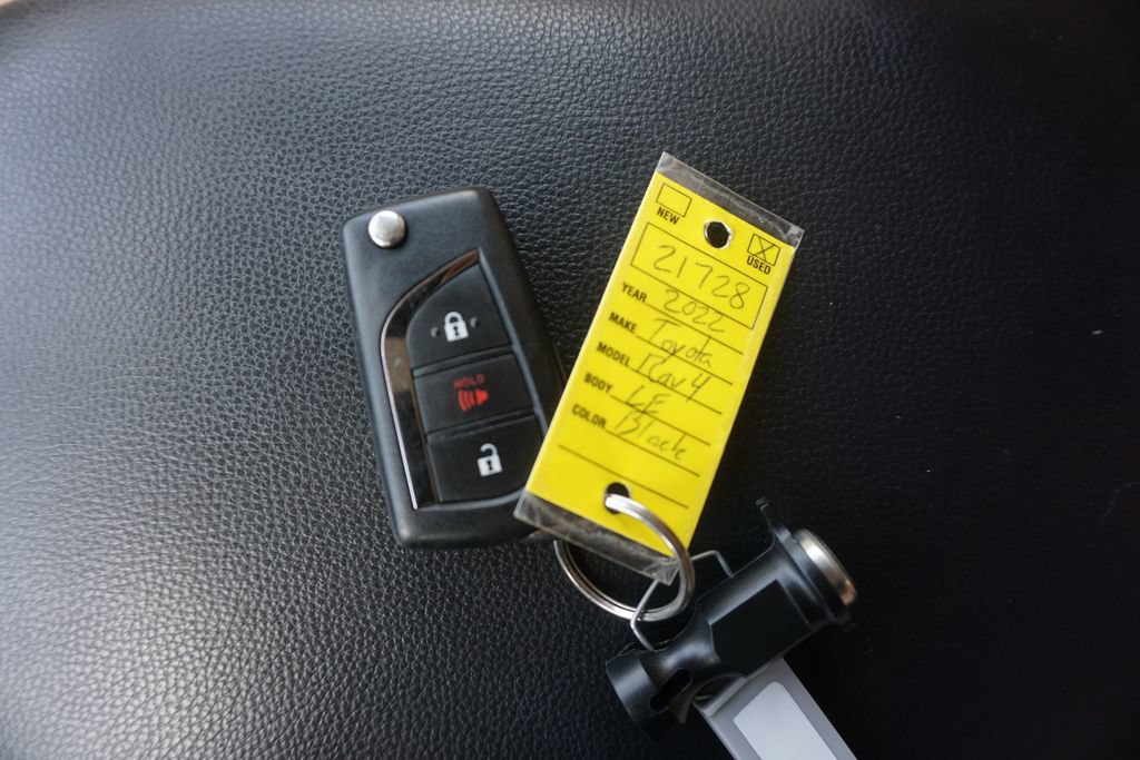 Used 2022 Toyota RAV4 LE AWD/4WD image 31