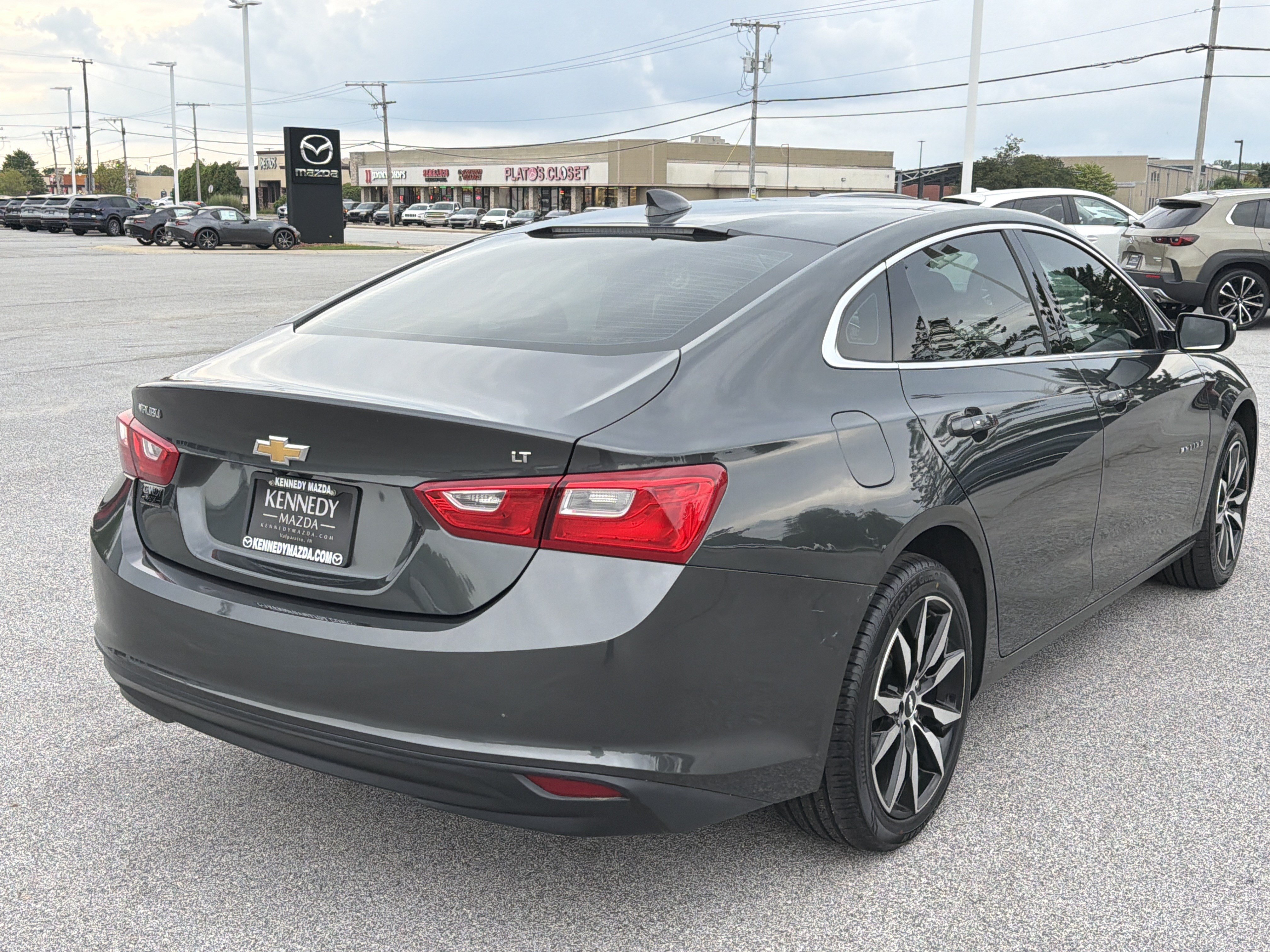 Used 2017 Chevrolet Malibu LT FWD image 4