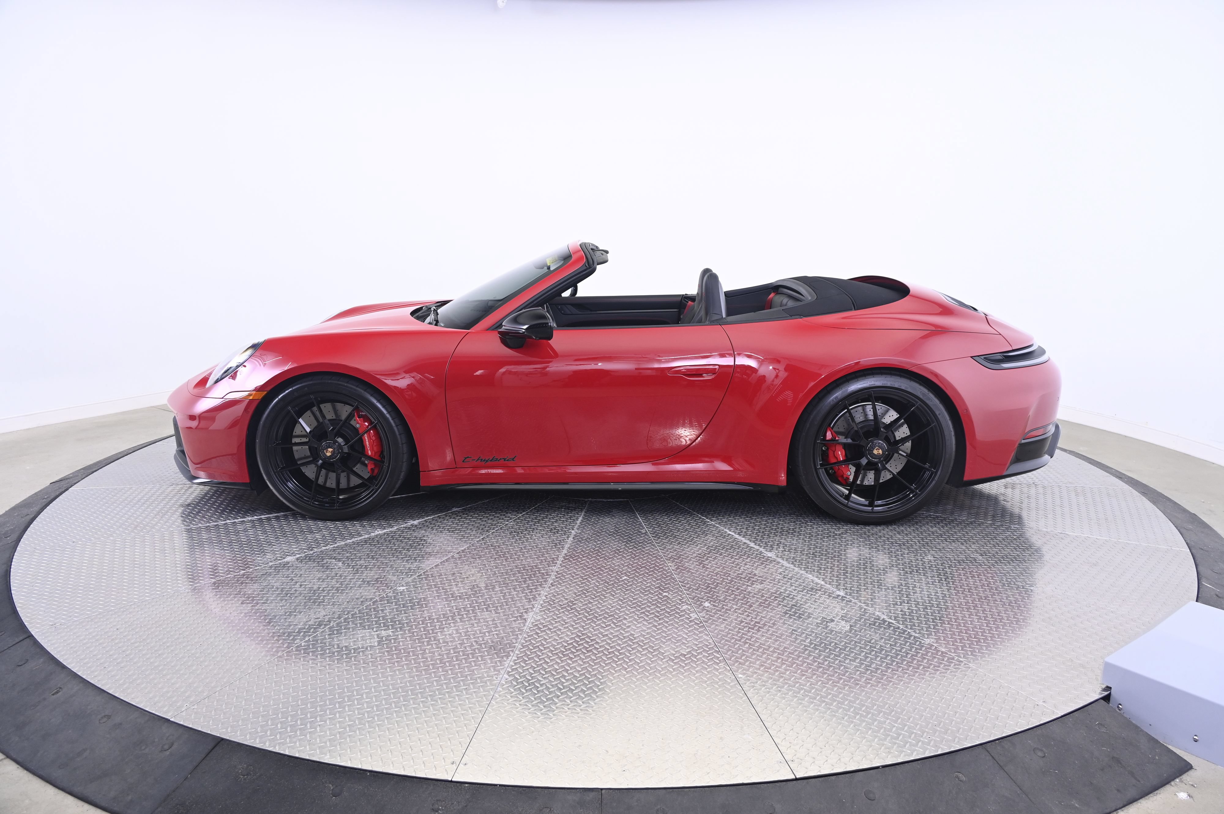 Certified 2025 Porsche 911 Carrera GTS RWD image 2