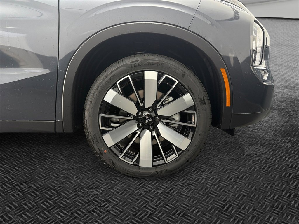 New 2025 Mitsubishi Outlander SE image 11