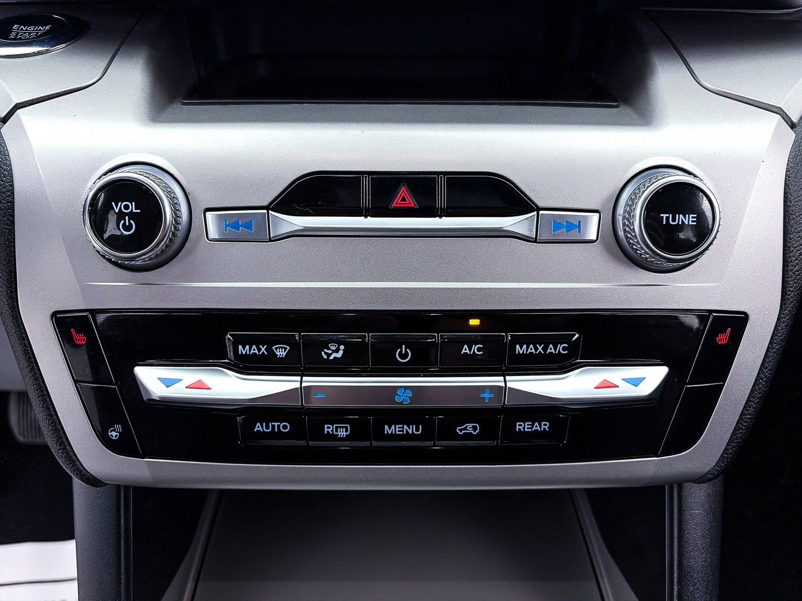 Used 2022 Ford Explorer XLT w/ Equipment Group 202A image 25