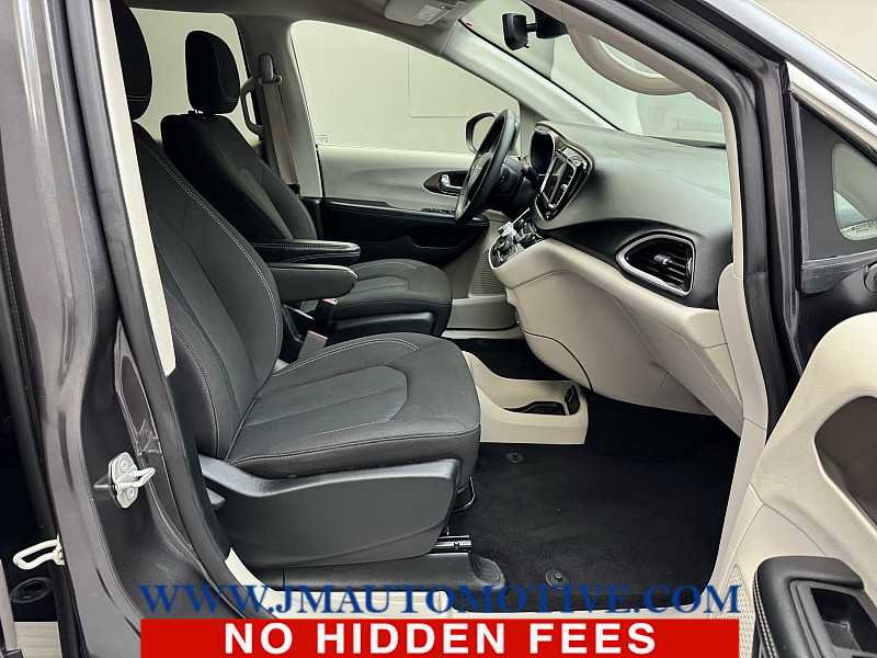 Used 2023 Chrysler Voyager LX image 22