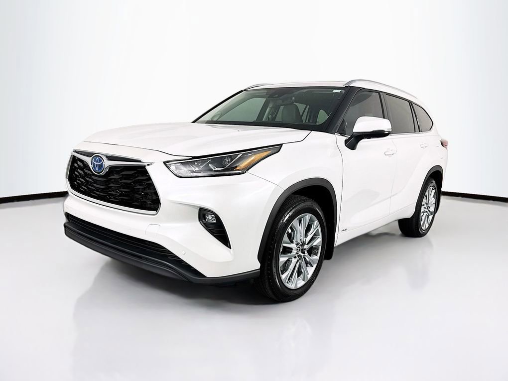 Used 2024 Toyota Highlander Limited image 3
