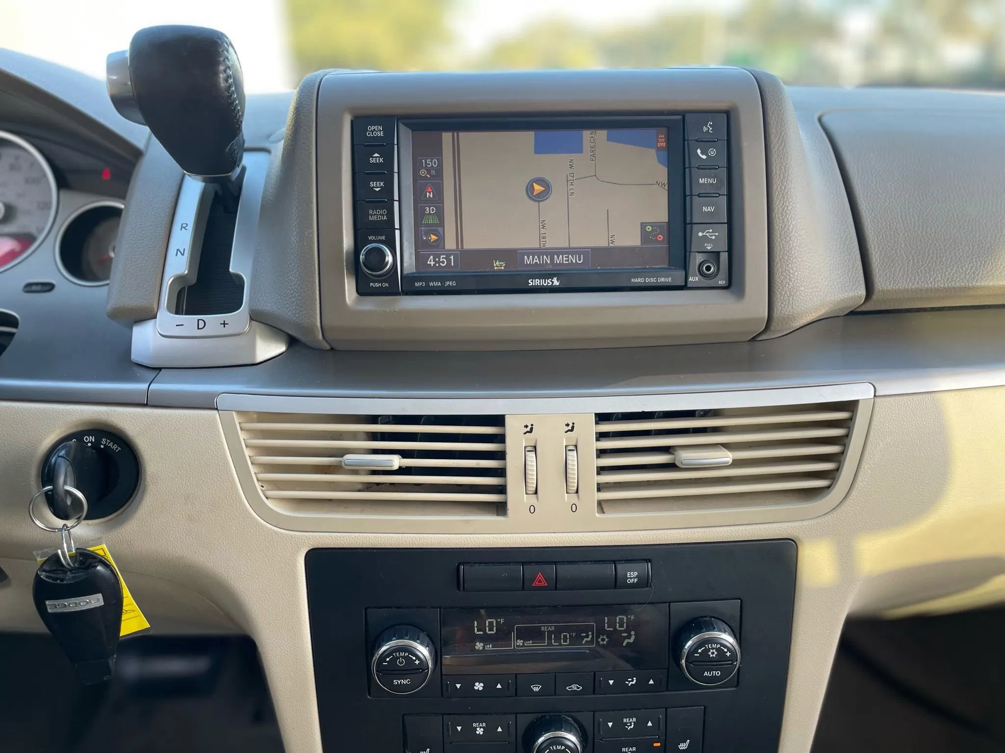 Used 2010 Volkswagen Routan SEL image 20