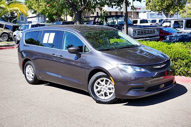 Used 2022 Chrysler Voyager LX FWD image 3