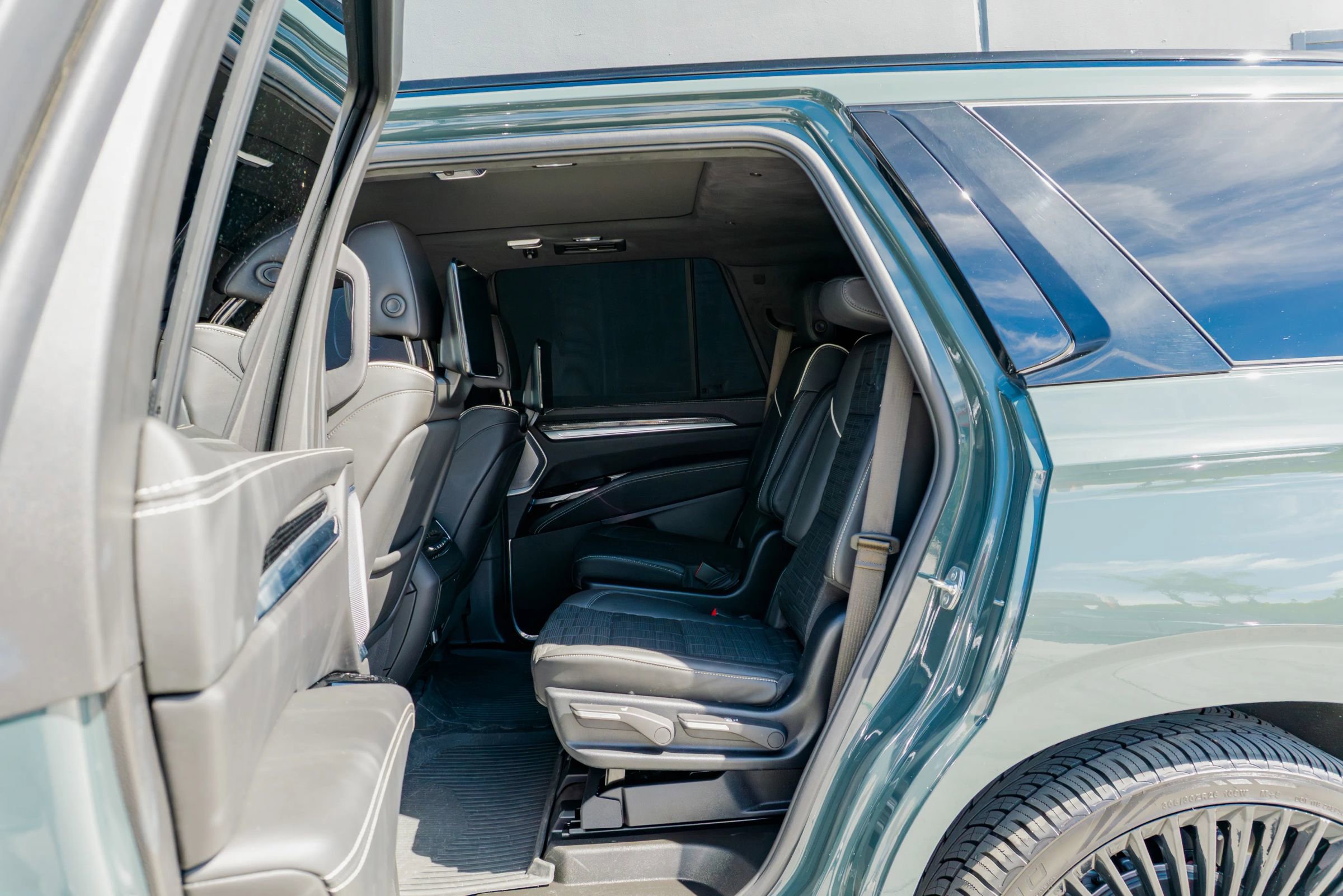 Used 2025 Cadillac Escalade V w/ LPO, ONYX Package AWD/4WD image 52