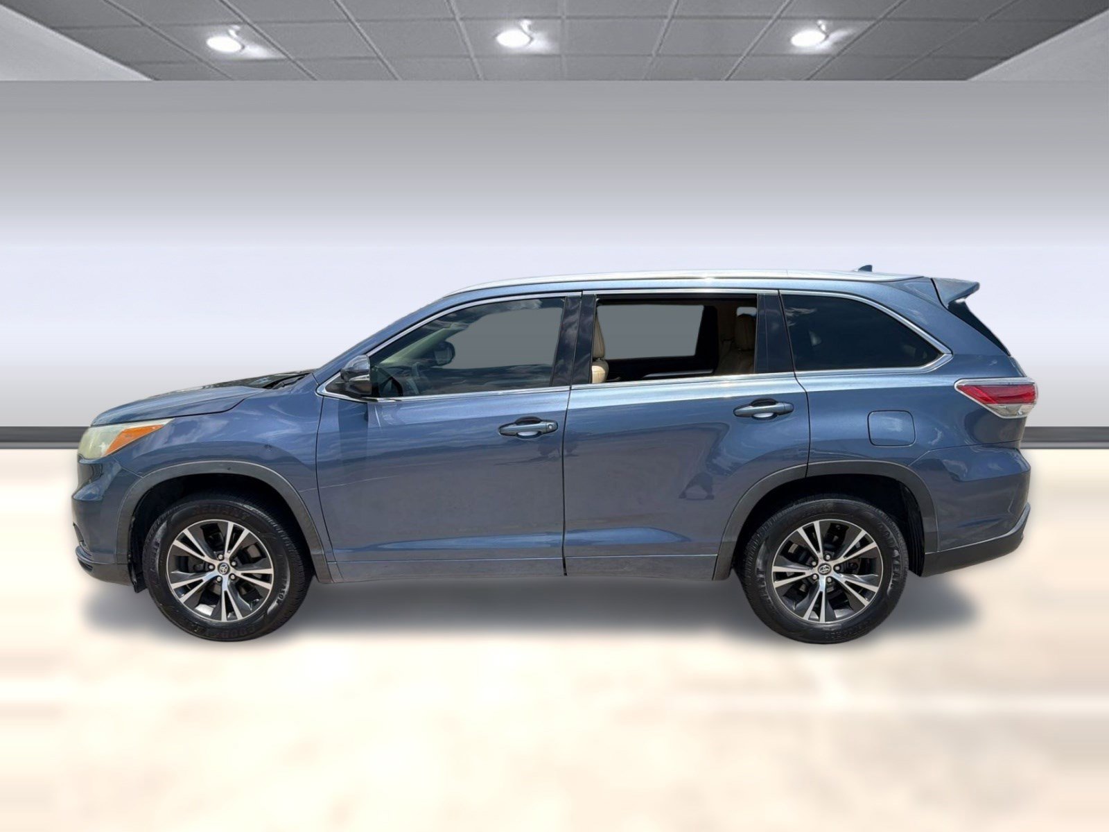 Used 2016 Toyota Highlander XLE FWD image 2