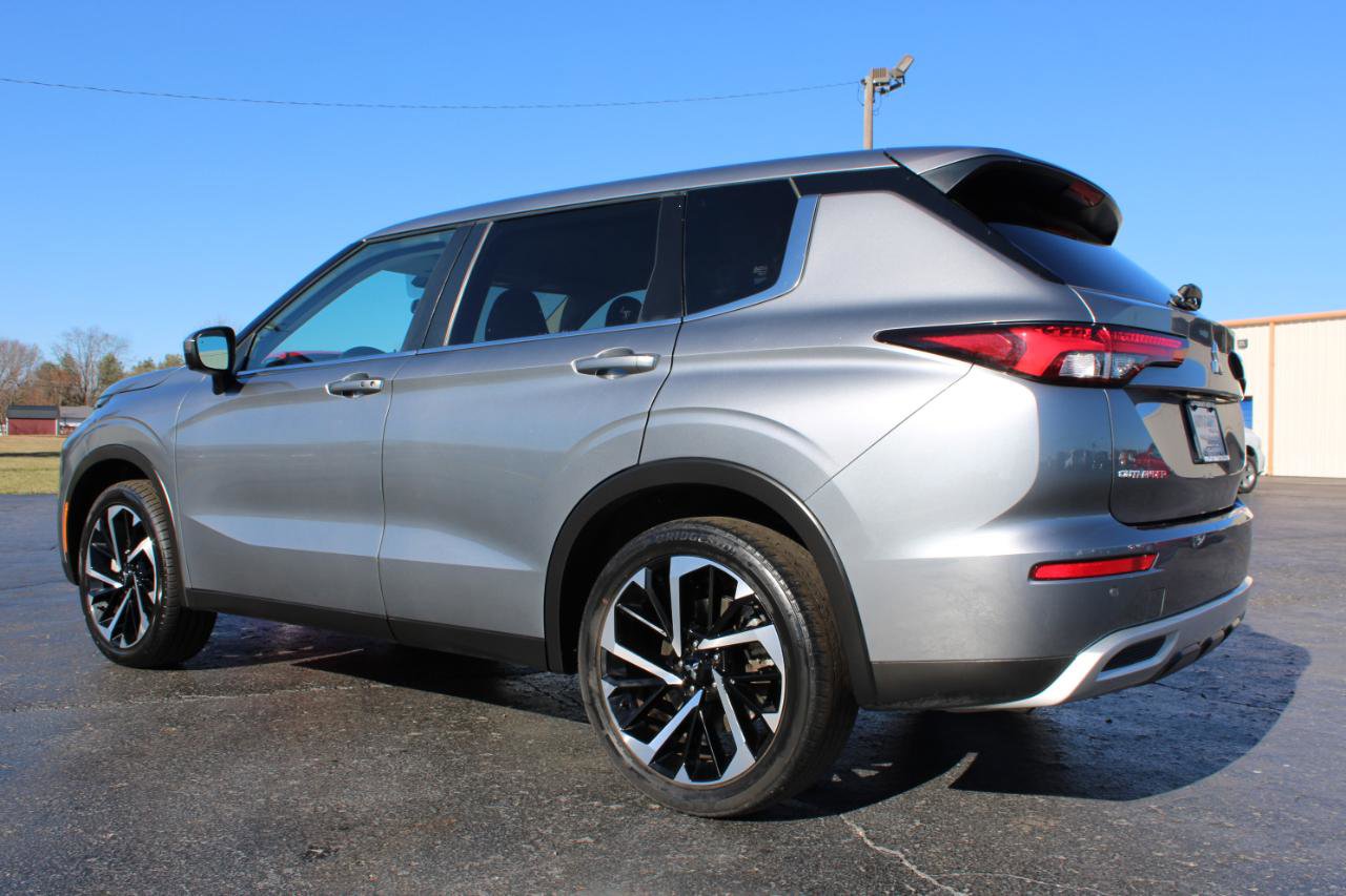 Used 2024 Mitsubishi Outlander SE Black Edition image 11