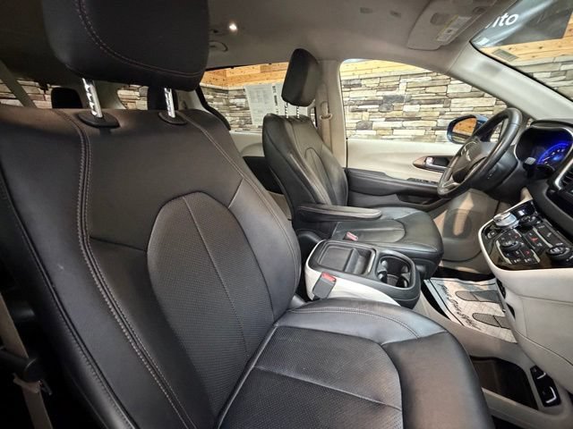 Used 2018 Chrysler Pacifica Touring-L FWD image 18