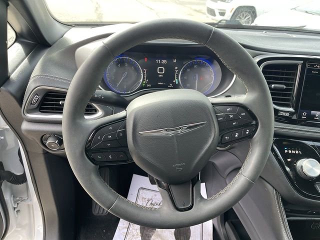 Used 2022 Chrysler Pacifica Limited w/ Uconnect Theater Family Group FWD image 14