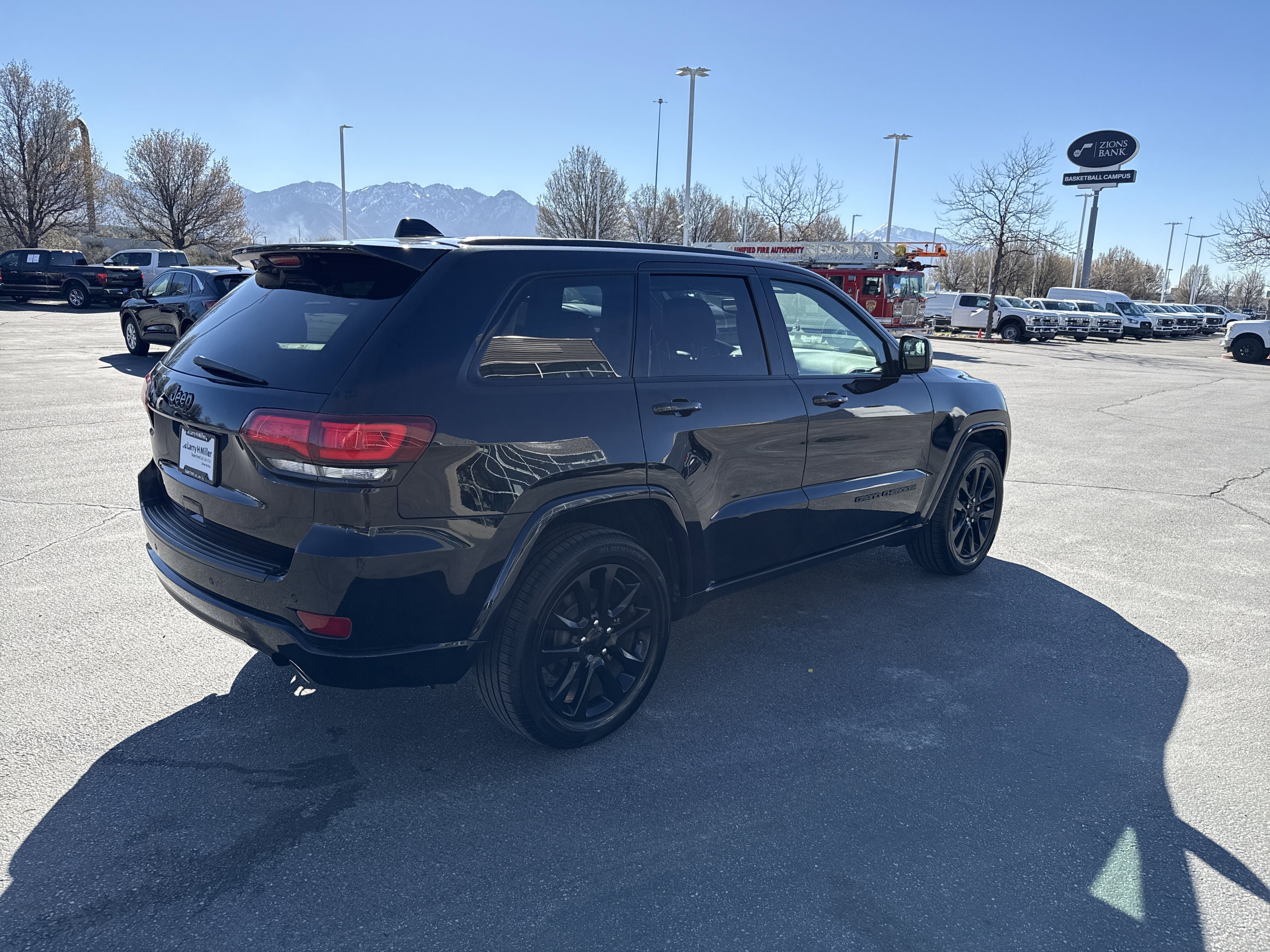 Used 2019 Jeep Grand Cherokee Altitude image 5