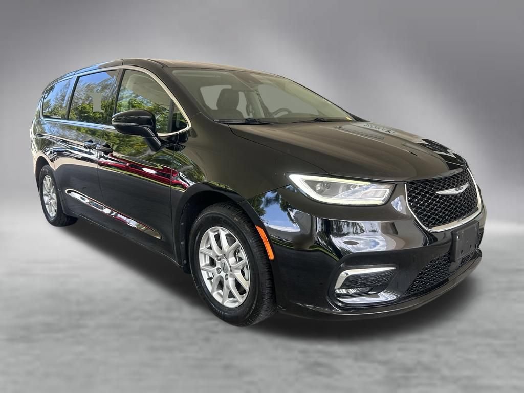 Used 2024 Chrysler Pacifica Touring-L FWD image 2