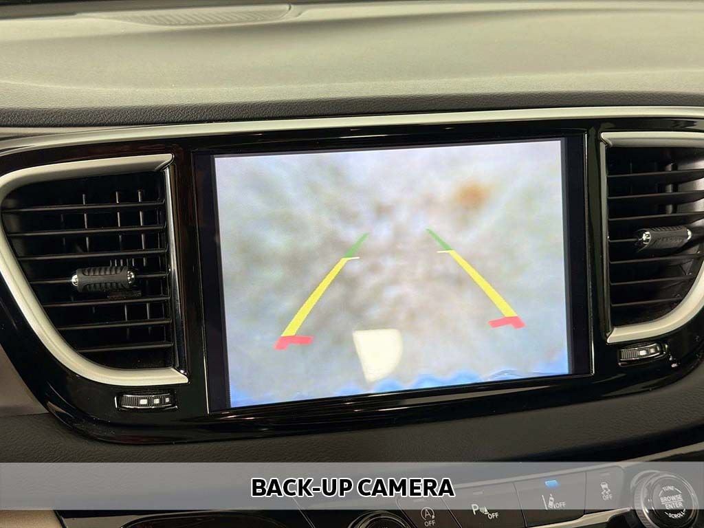 Used 2024 Chrysler Pacifica Touring-L FWD image 6