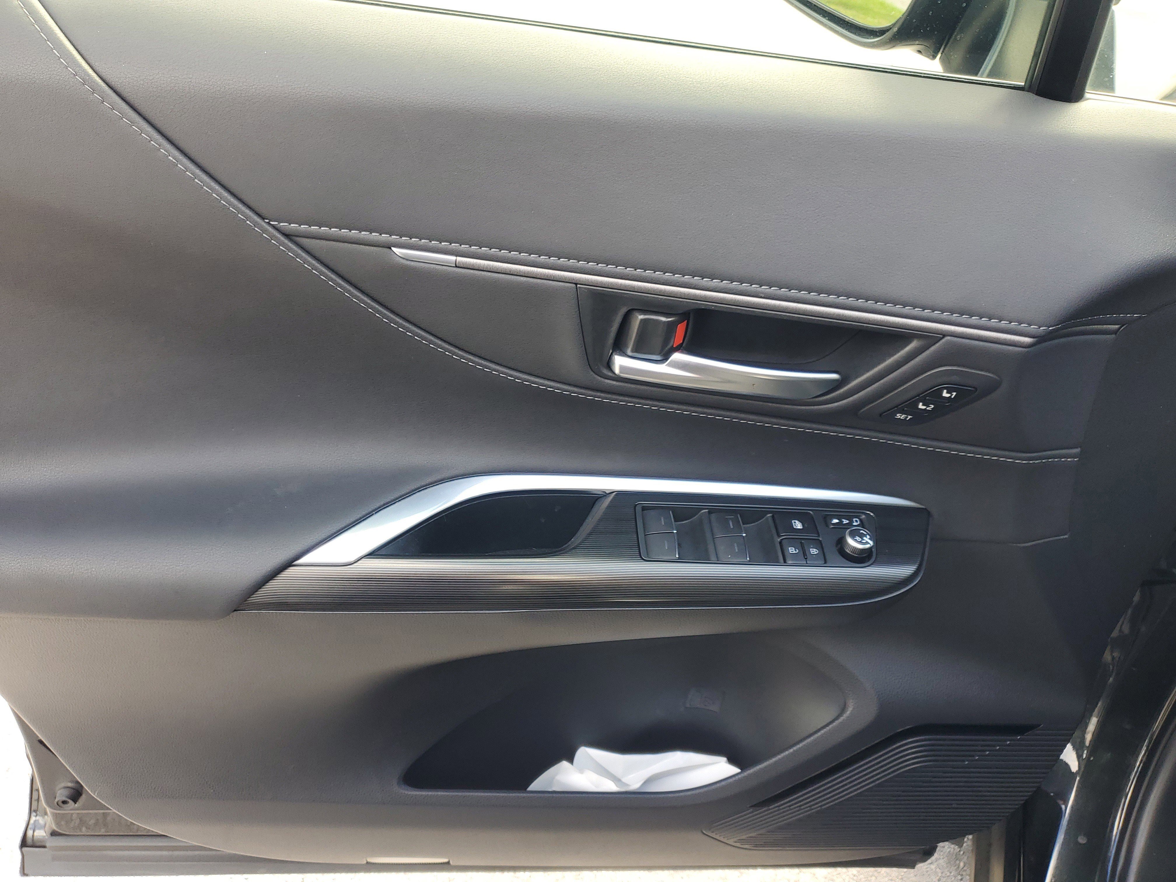 Used 2021 Toyota Venza XLE w/ Softex Package image 19