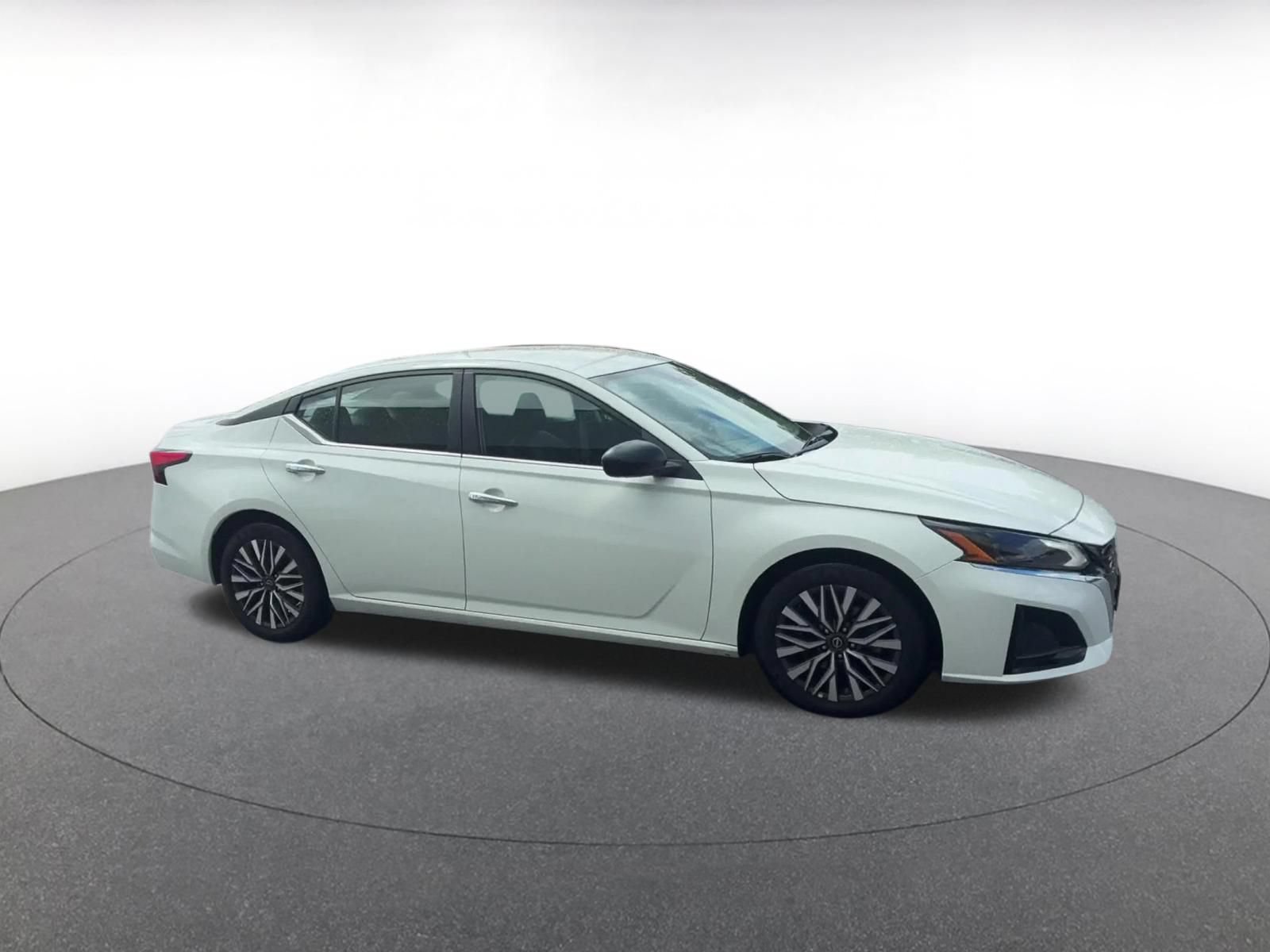 Used 2025 Nissan Altima 2.5 SV FWD image 2