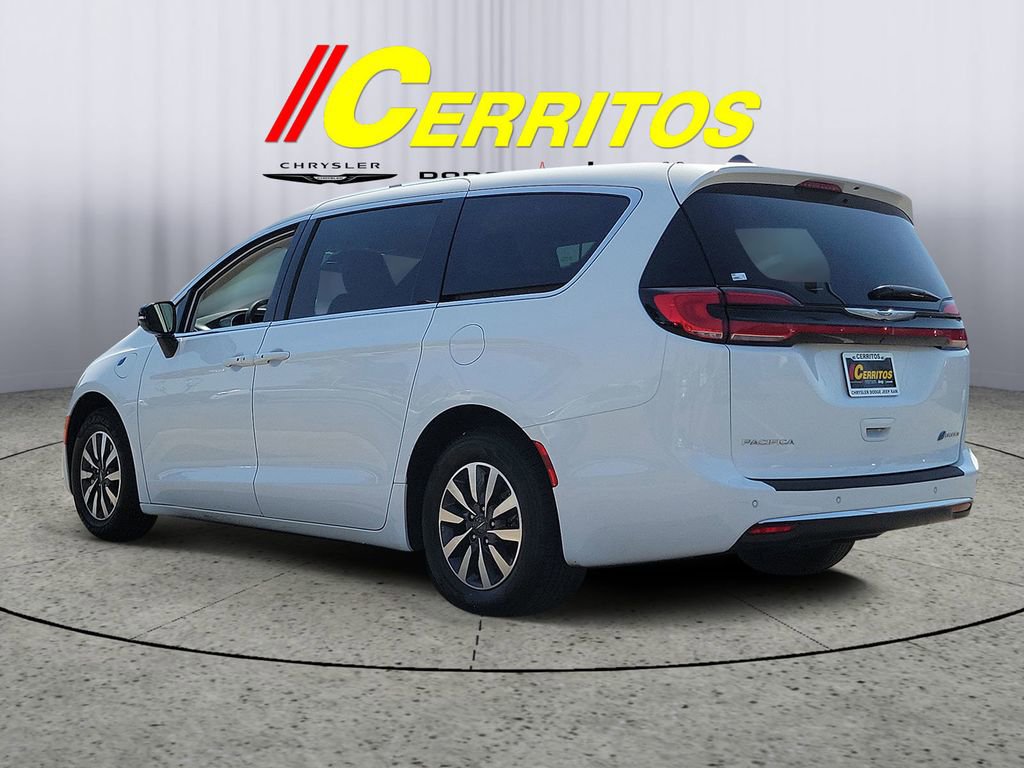 Used 2024 Chrysler Pacifica Select image 2