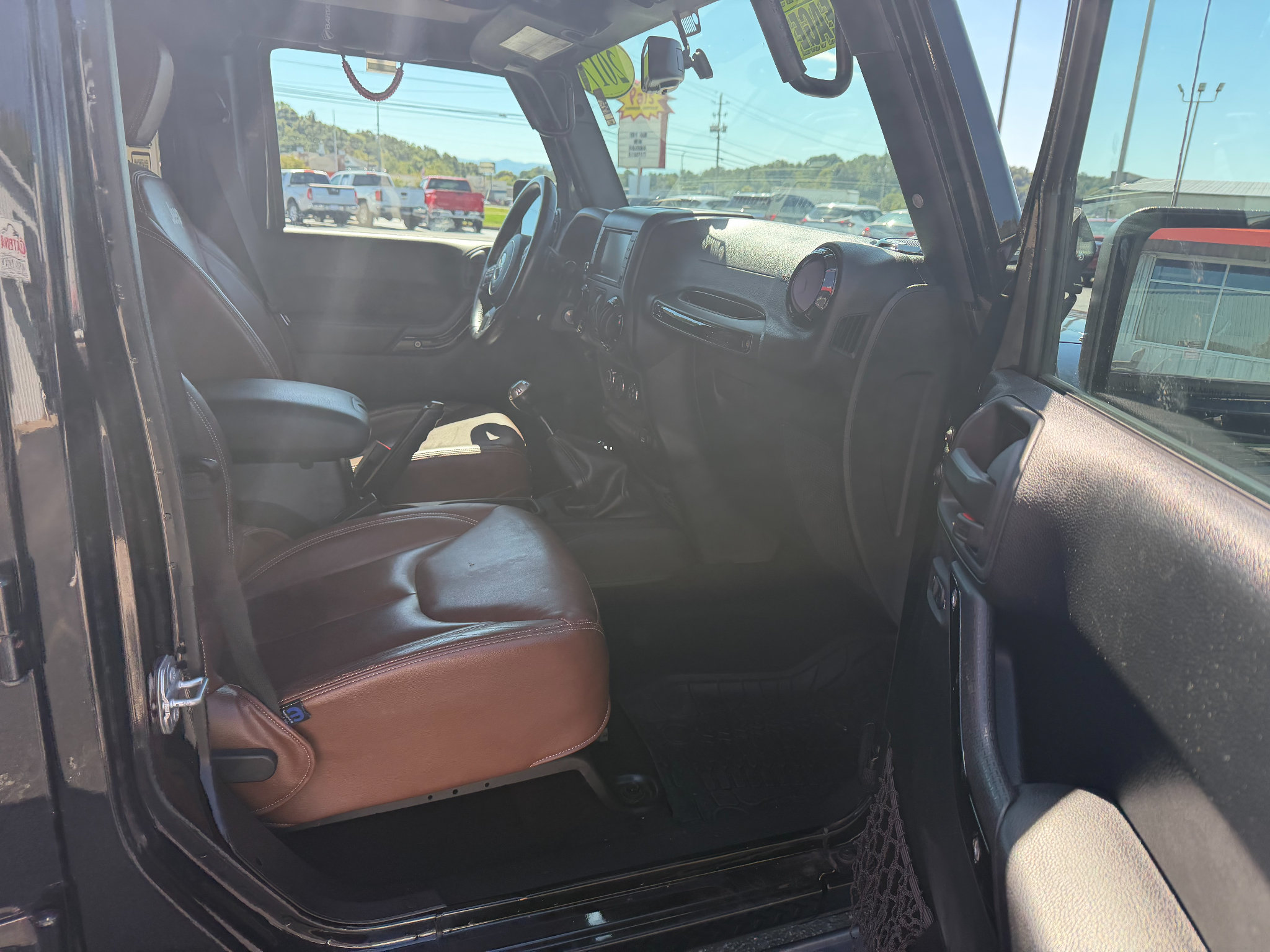 Used 2017 Jeep Wrangler Unlimited Sahara w/ Connectivity Group AWD/4WD image 7