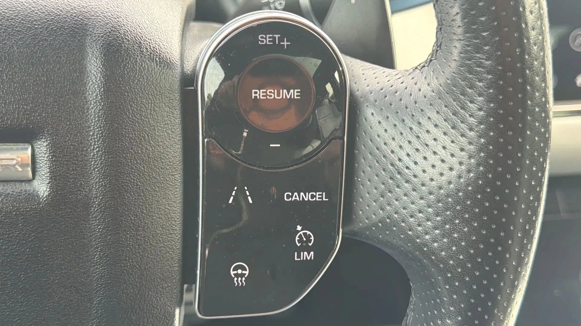 Used 2020 Land Rover Range Rover Evoque R-Dynamic S image 30