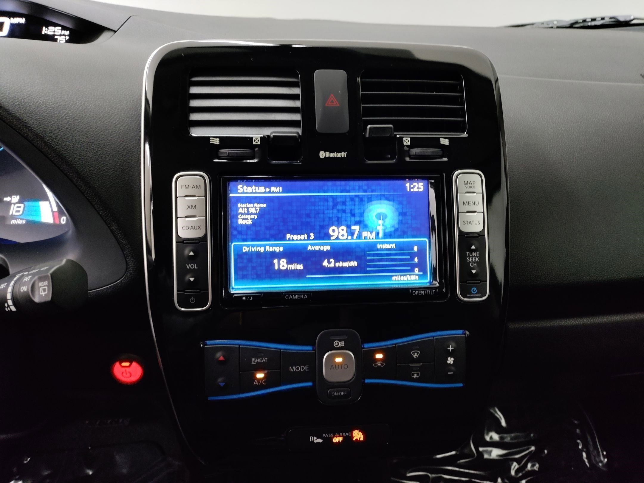 Used 2015 Nissan Leaf SL w/ Premium Package image 23