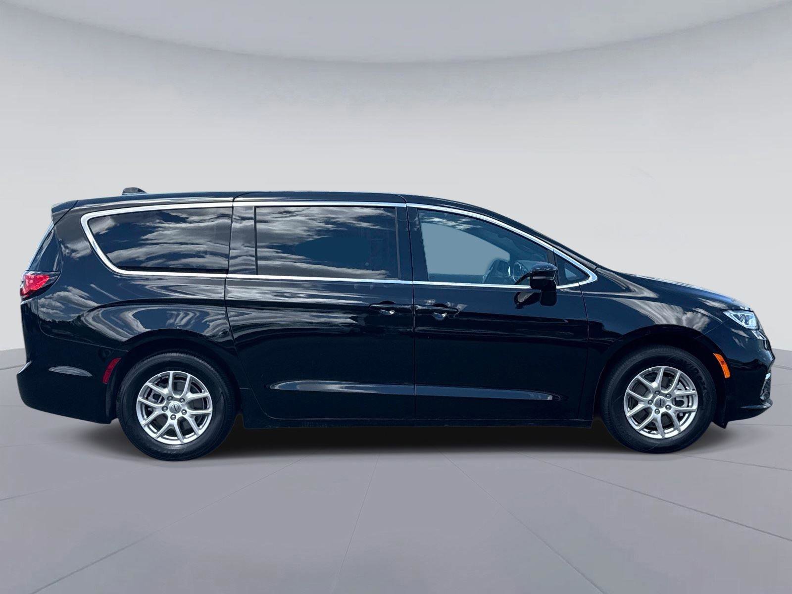 Used 2025 Chrysler Pacifica Select FWD image 2