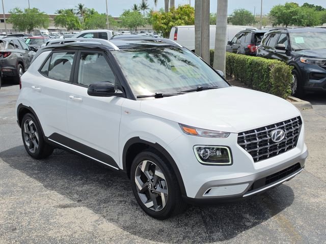 Used 2025 Hyundai Venue Limited FWD image 2