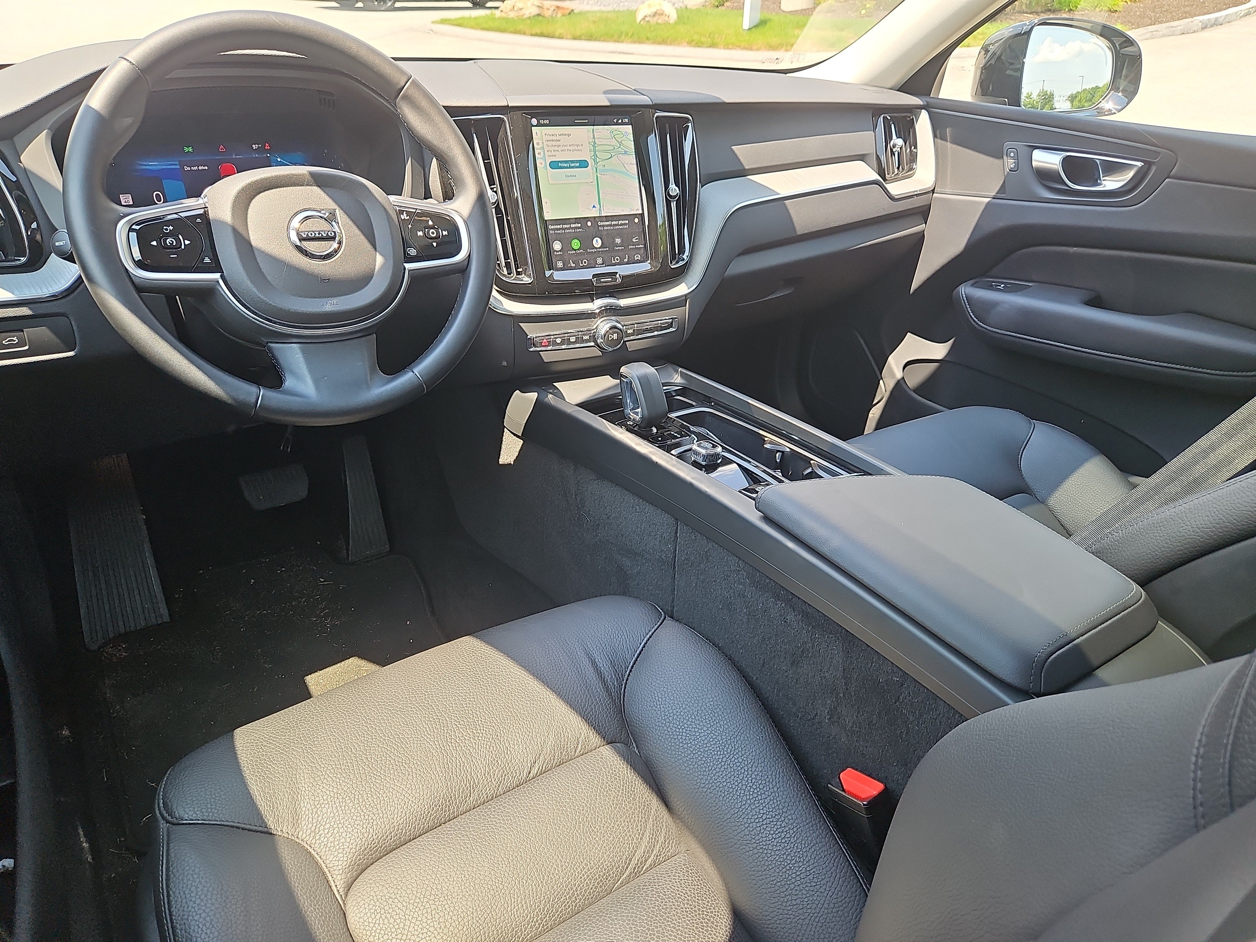 Used 2025 Volvo XC60 B5 Plus AWD/4WD image 3