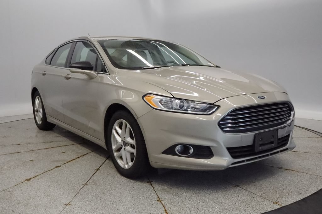 Used 2015 Ford Fusion SE w/ Equipment Group 202A FWD image 4