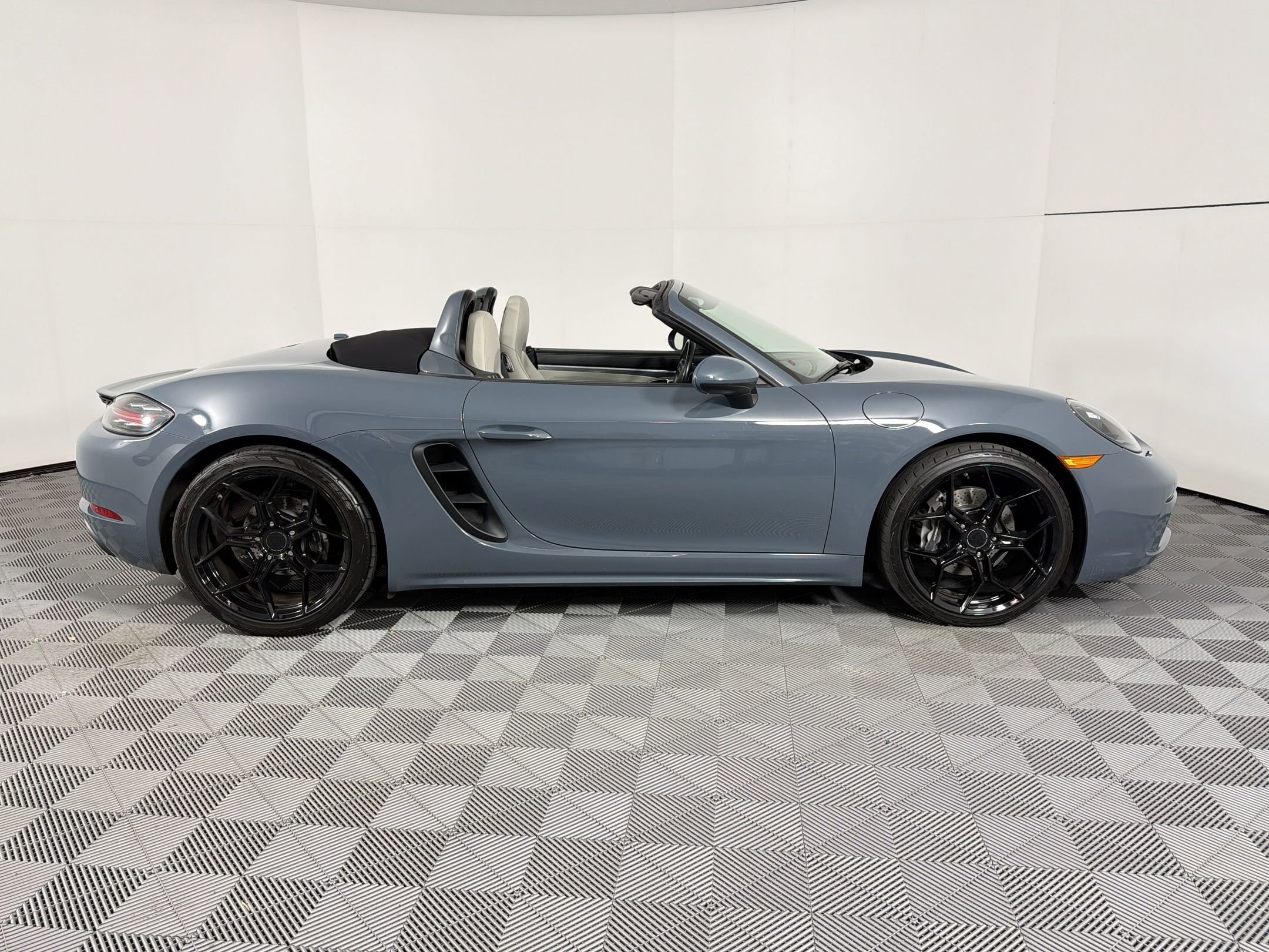 Certified 2017 Porsche 718 Boxster image 8