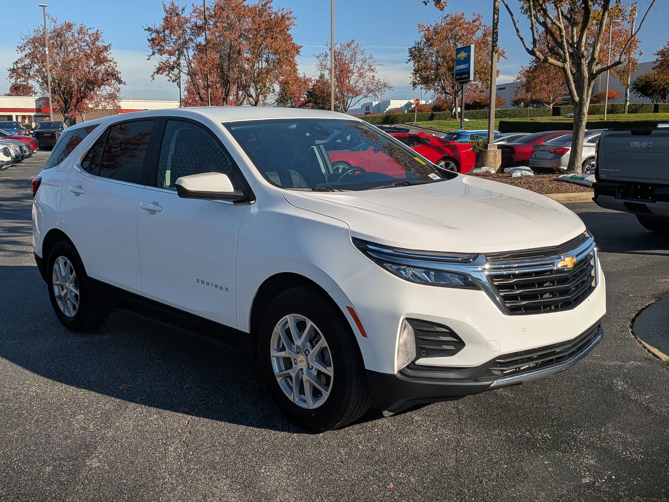 Used 2022 Chevrolet Equinox LT w/ Driver Convenience Package image 2