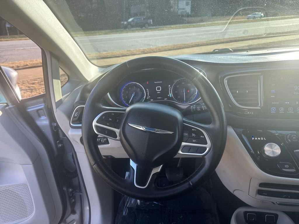 Used 2017 Chrysler Pacifica Touring-L Plus w/ Tire & Wheel Group image 18