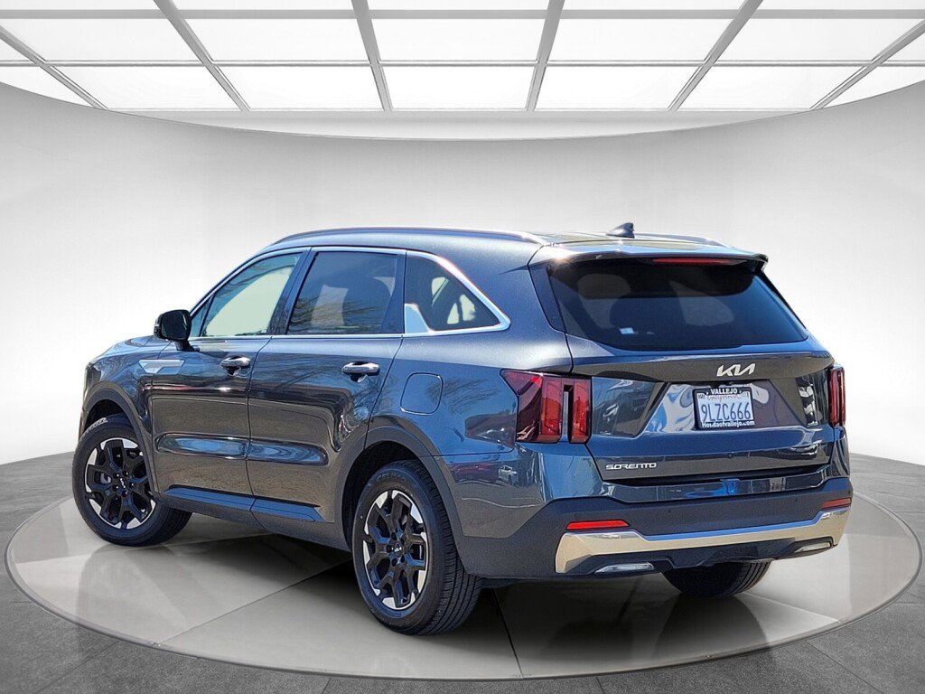 Used 2024 Kia Sorento S image 5