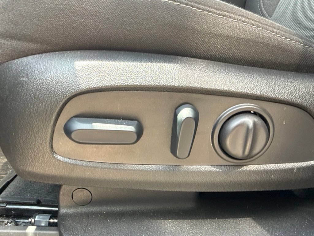 Used 2023 Chevrolet Traverse LT FWD image 21