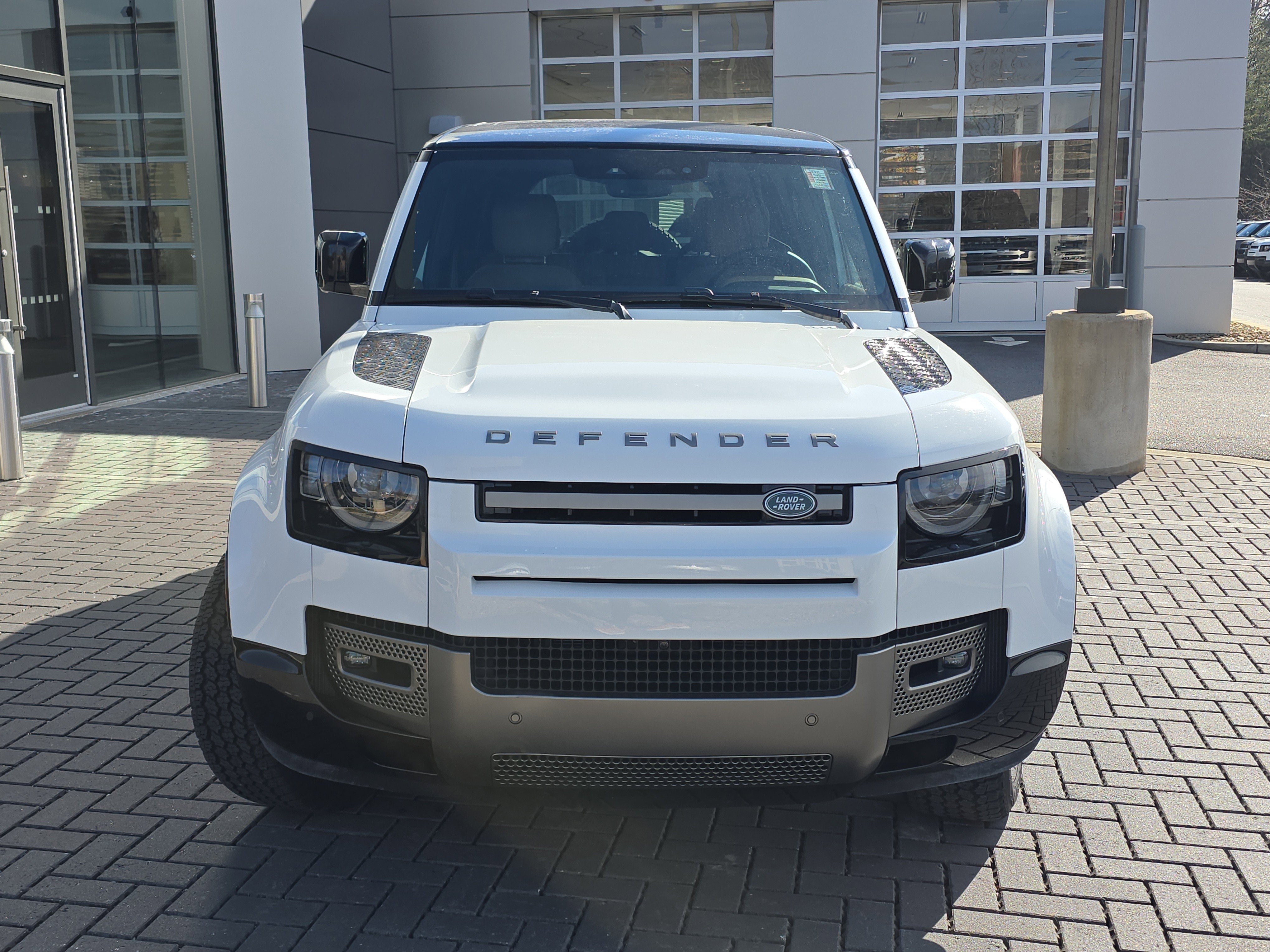 Used 2025 Land Rover Defender 110 X-Dynamic SE AWD/4WD image 2
