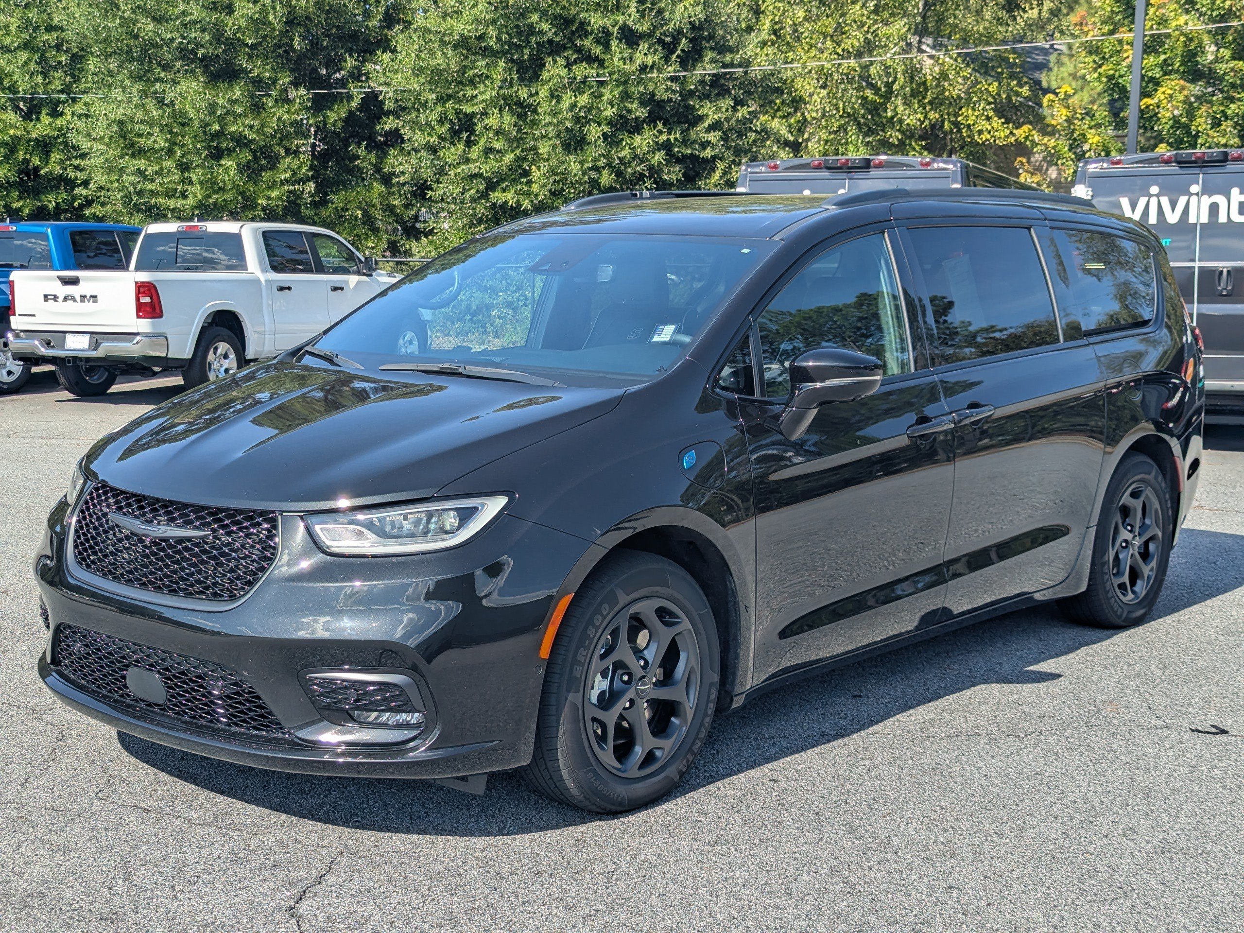 Used 2023 Chrysler Pacifica Limited w/ S Appearance Package FWD image 3