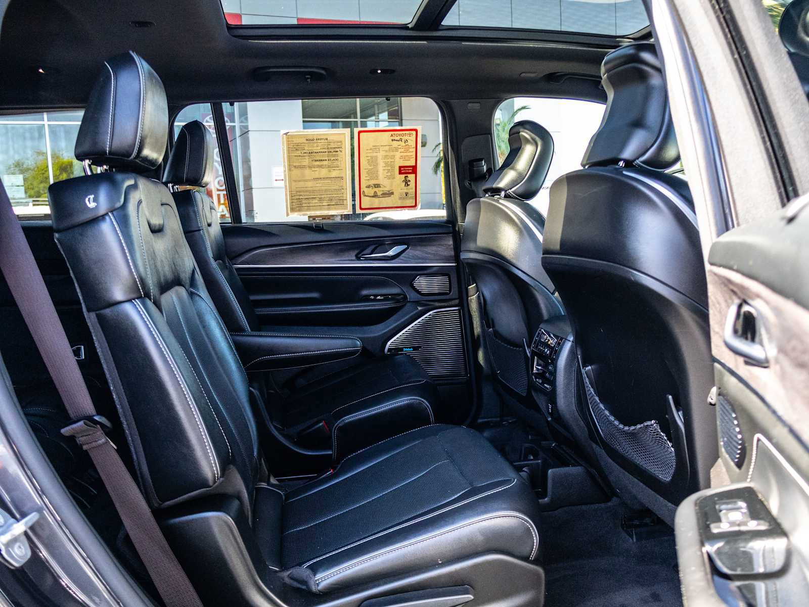 Used 2022 Jeep Grand Cherokee L Overland w/ Luxury Tech Group IV RWD image 27