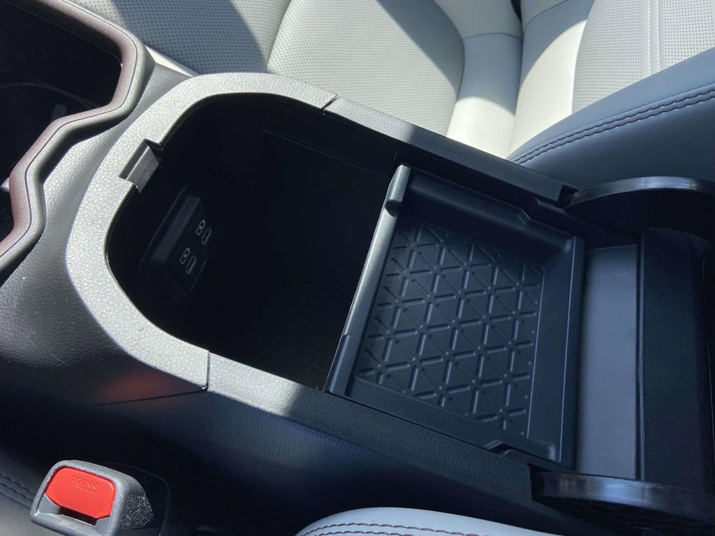 Used 2025 Toyota RAV4 Limited FWD image 28