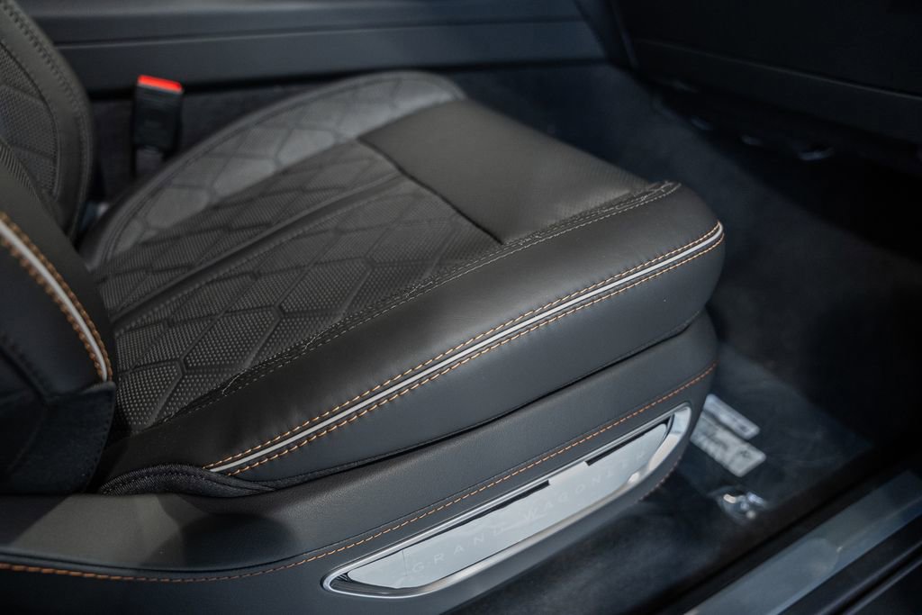 New 2024 Jeep Grand Wagoneer Series III w/ HD Trailer Tow Package image 40