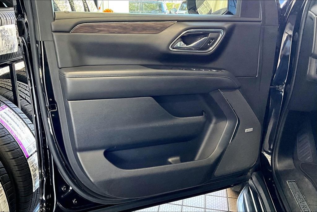 Used 2023 Chevrolet Suburban LT image 2