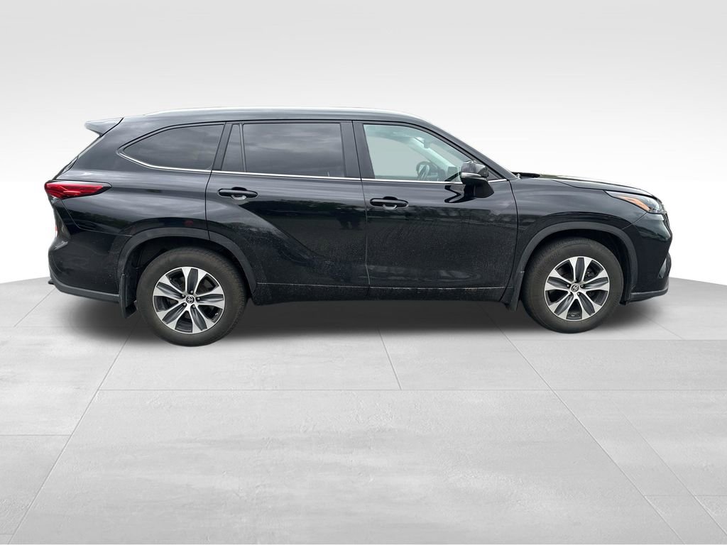 Used 2023 Toyota Highlander XLE AWD/4WD image 10