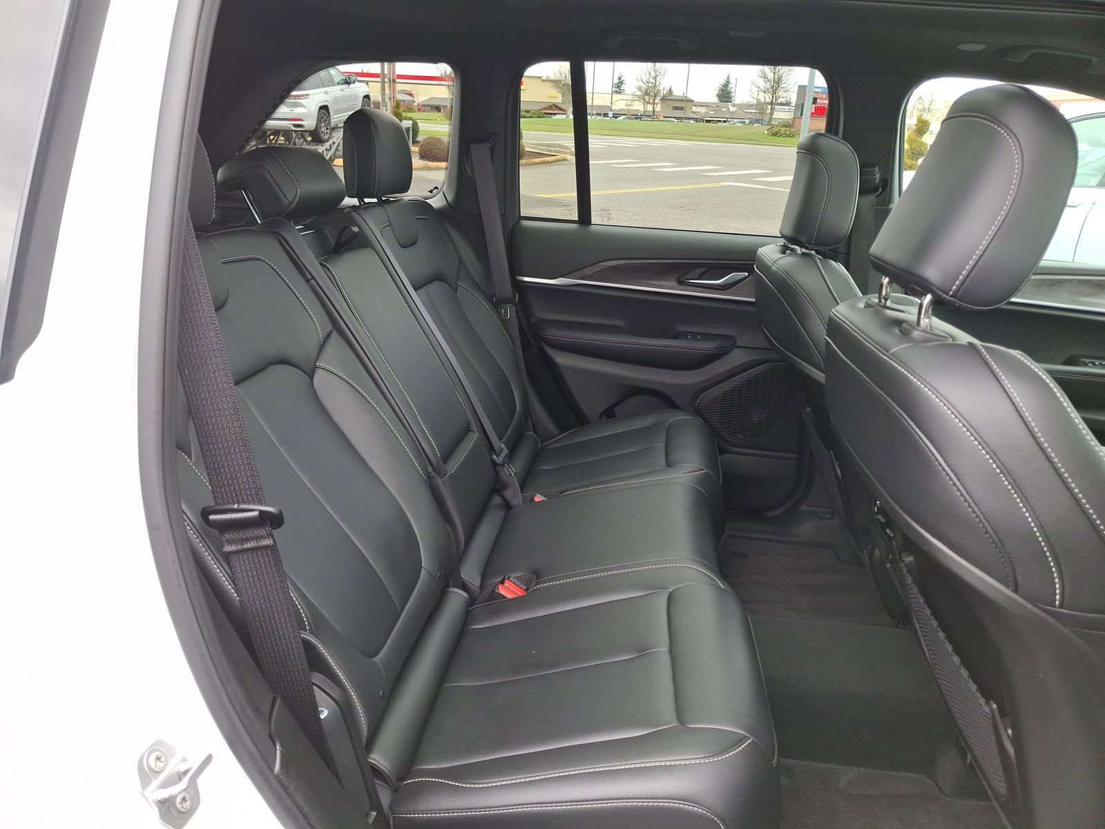 Used 2025 Jeep Grand Cherokee Limited w/ Black Appearance Package AWD/4WD image 23